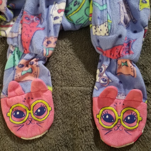 Girl's footed pj's - Picture 2 of 3